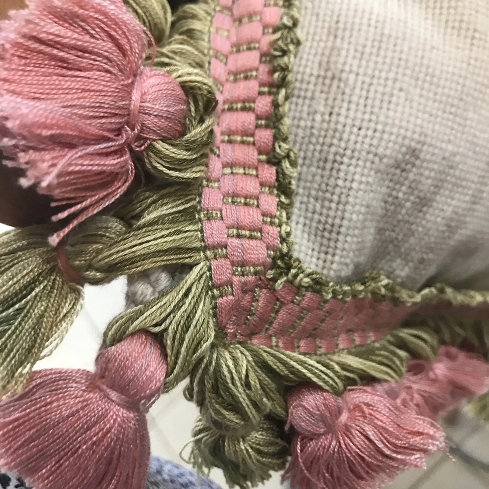 Almohada punta de aguja | Cesta de peonía 16x18 pequeño punto cojín cordón borlas LOIE Foto 2 de 4