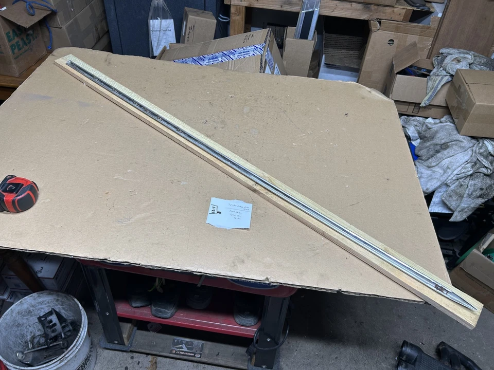 Dodge D-100 D200 72-80 RAMCHARGER - GUARDABARROS DELANTERO DELGADO MOLDURA CROMO LANZA Foto 3 de 4