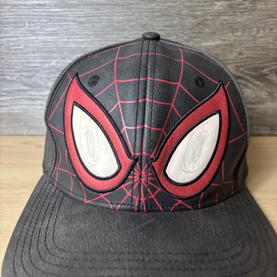 Gorra Spider Man Snapback Negra Roja Imitación Cuero Marvel Ajustable Foto 2 de 4
