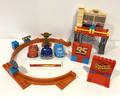 MEGA BLOKS THE WORLD OF CARS PISTON CUP RACE SET 7794 ALMOST COMPLETE W/ FIGURES