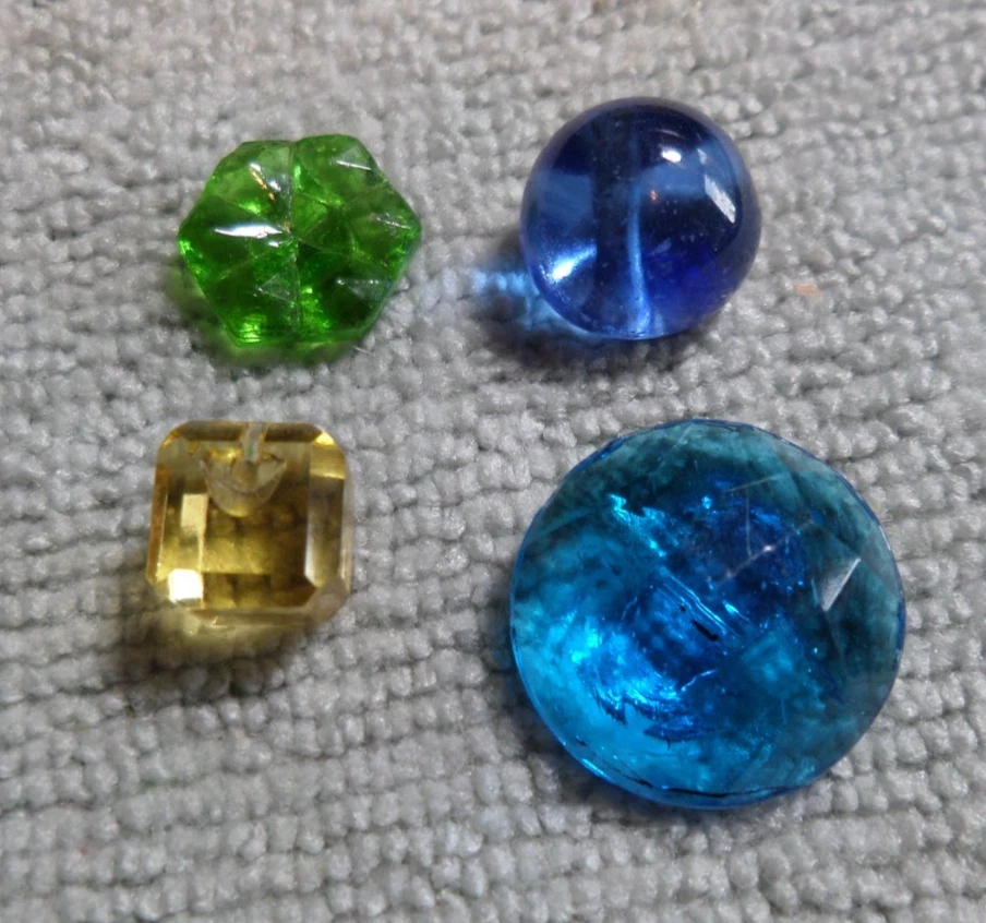 33 Vintage Antique Translucent Glass Picture Buttons - Image 4 of 4