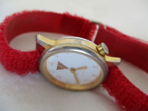 Reloj Pulsera Guess Banda Roja Gancho y Lazo Redondo Cara Blanca Tono Dorado - Imagen 9 de 12