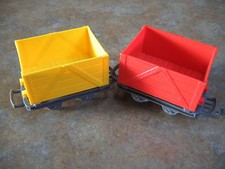 TYCO TRAIN CARS Red Yellow 7" length set of 2
