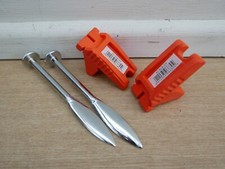 2 X FOOTPRINT 620 BRICKLAYERS LINE PINS + ORANGE RUBBER CORNER LINE BLOCKS