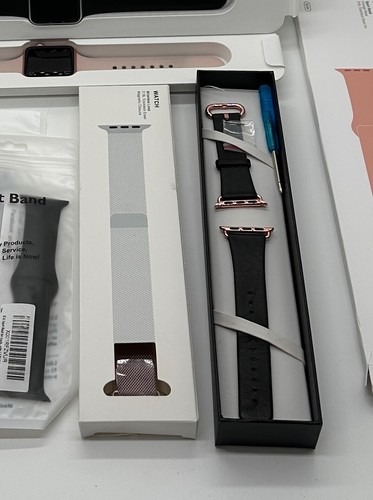 Apple Watch's Series 3 - Rose Gold & Silver Aluminum (GPS + Cellular) PLUS - Picture 7 of 10
