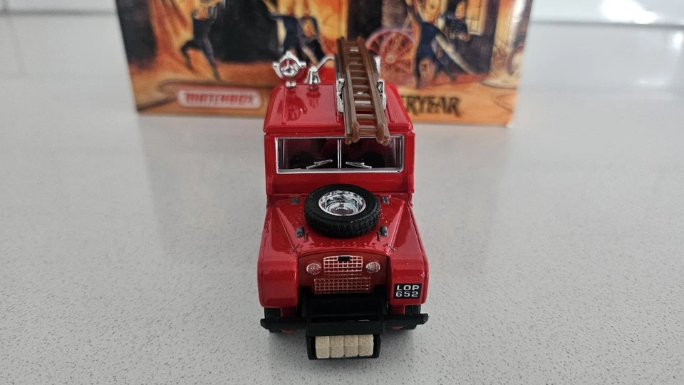 Matchbox YFE02 1952 Land Rover Auxiliary Fire Engine Yesteryear Model Truck - Image 3 of 4