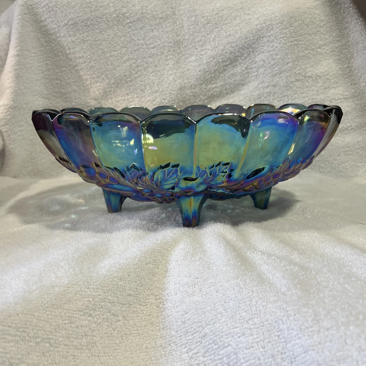 ベネチア　クランベリーのガラスボウル 　波状の縁取り　お値下げ中 Carnival Glass Fruit Bowl In Vintage Northwood Carnival Glass for