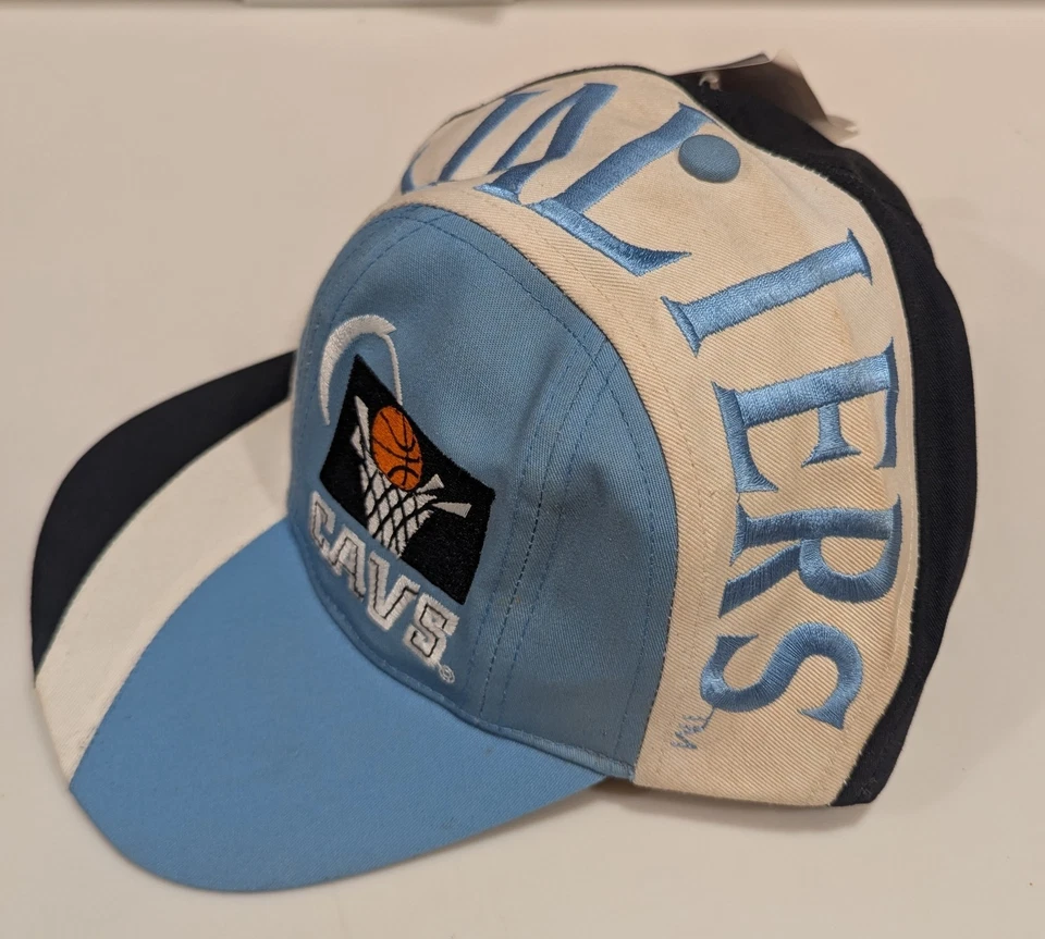 Sombrero De Colección Cleveland Cavaliers Años 90 Gemelos Script REMOLINO NOS Alguna Decoloración Foto 2 de 4