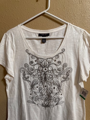 T-SHIRT NUOVA CON ETICHETTE STYLE & CO ISLA BONITA GRANDE BIANCO BRILLANTE ARGENTO TRECCIA E PERLINE - Foto 2 di 5