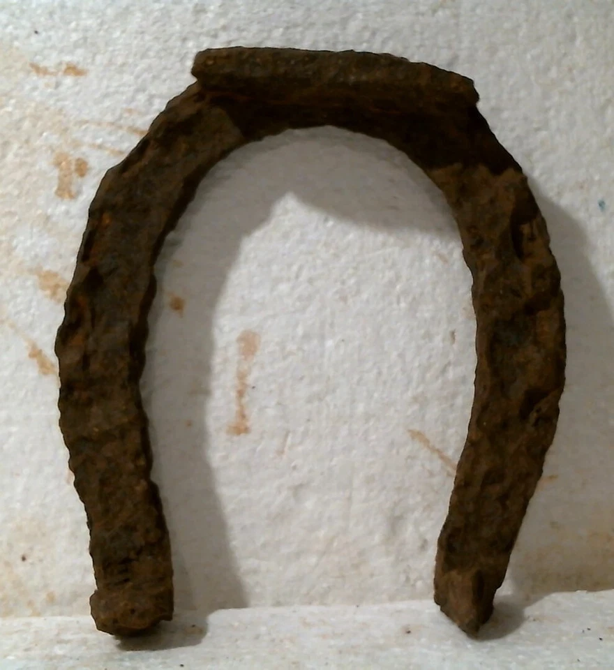 Two Antique Iron Horse Shoes Virginia Farm Battlefield Possibly Civil War b-img-4