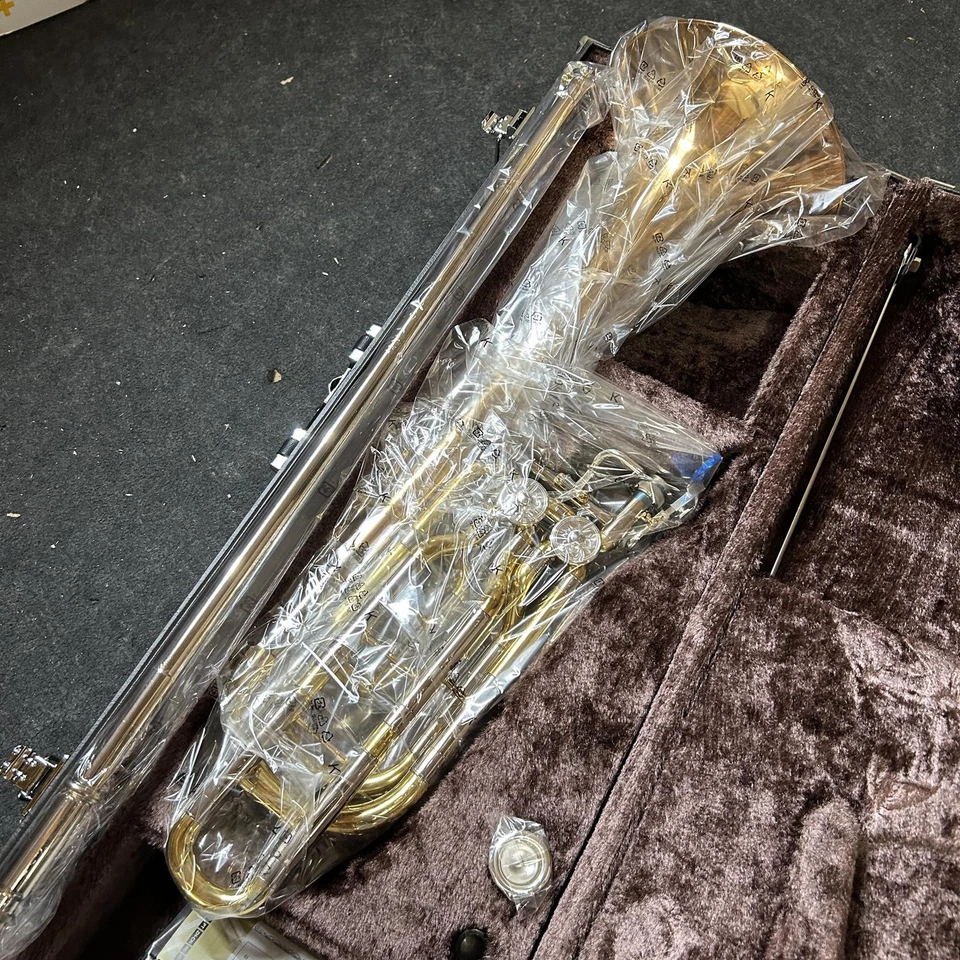 Trombón bajo profesional Yamaha YBL-620G, laca transparente con campana de latón dorado Foto 4 de 4