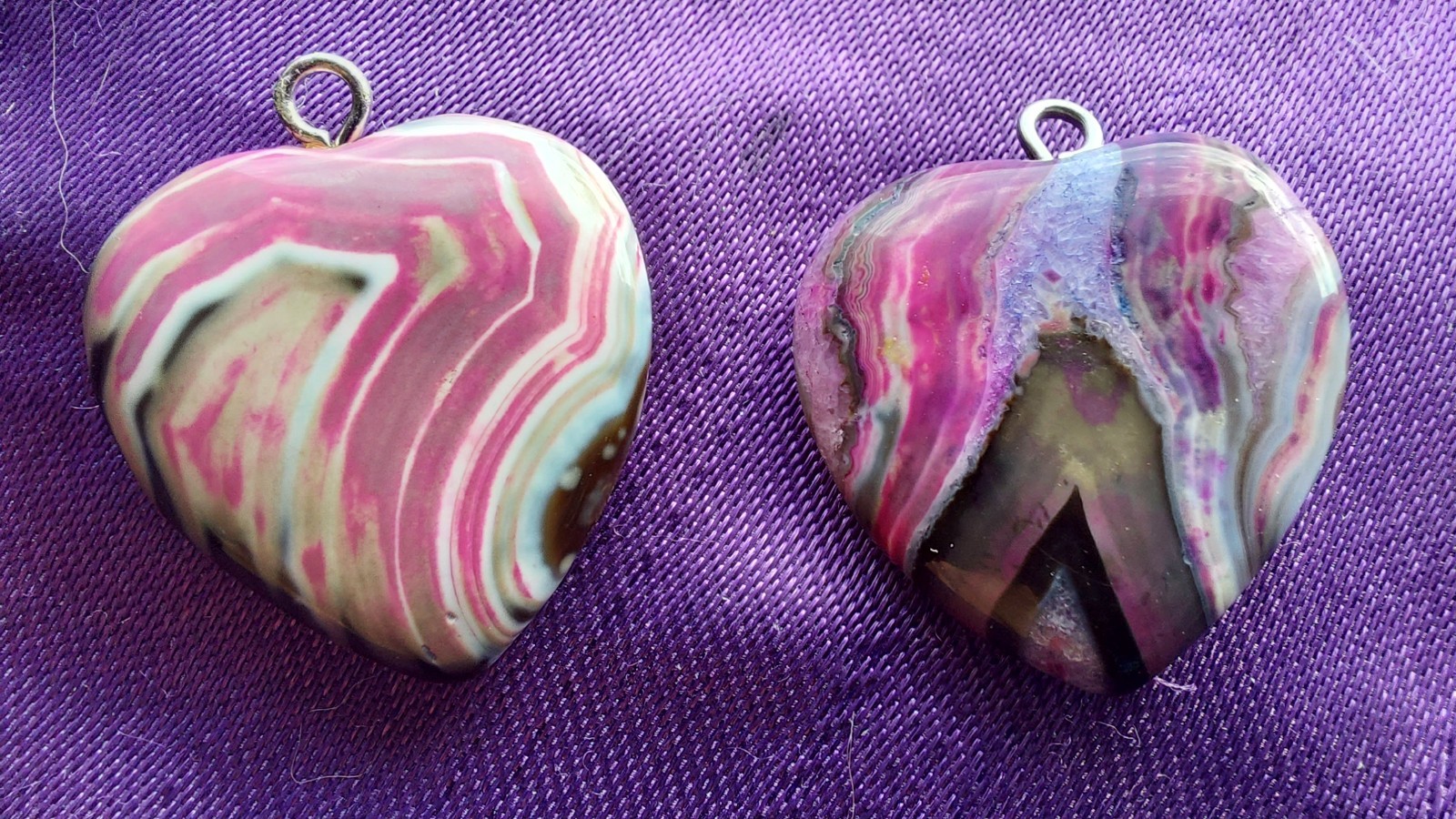 Pendentifs cœurs en agate rose et noir blanc de 2.3 cm