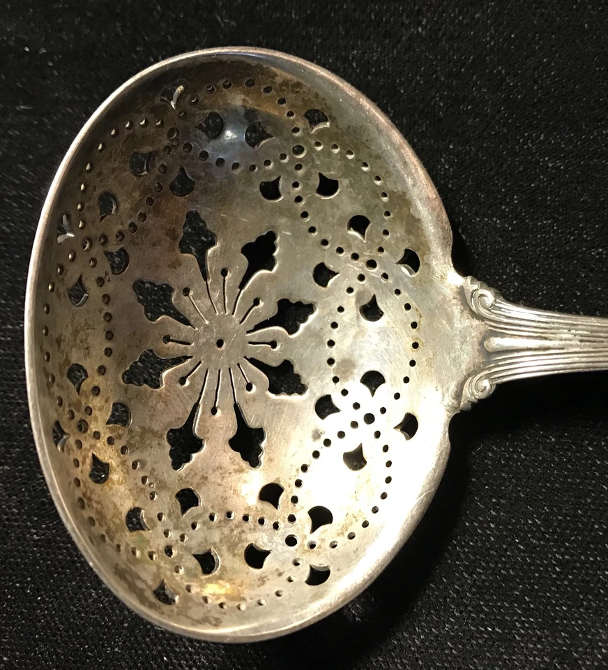 Cubiertos de plata de ley - Tamiz de azúcar colonial Tiffany pequeño con monograma Foto 4 de 4
