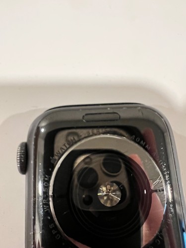 Apple Watch Series 4 Gray (GPS +Wi-Fi) 44mm - Fair - Minor screen flaw - Photo 4 sur 5
