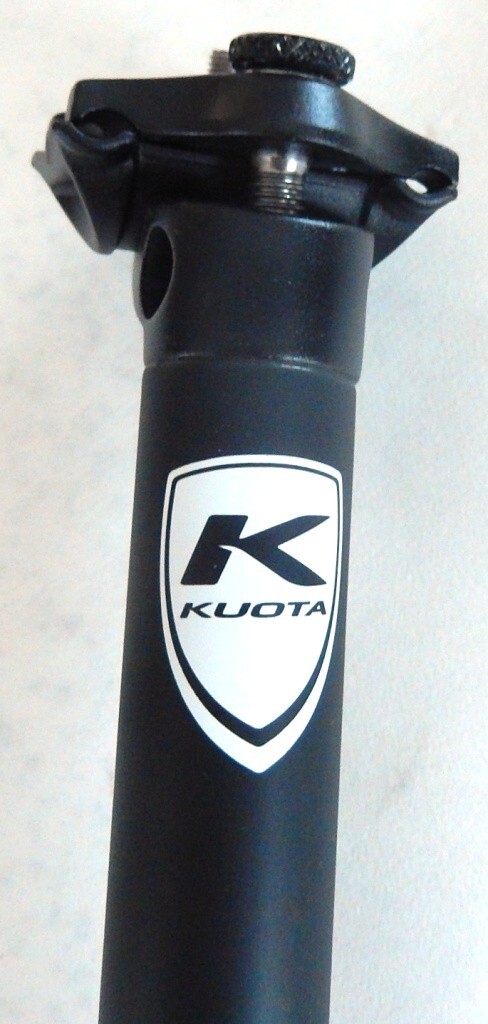 TIGE DE SELLE KUOTA CARBONE DIAMÈTRE 27.2 NOIR/BLANC/ROUGE TIGE DE SELLE KUOTA CARBONE DIAMÈTRE 27.2 NOIR/BLANC/ROUGE