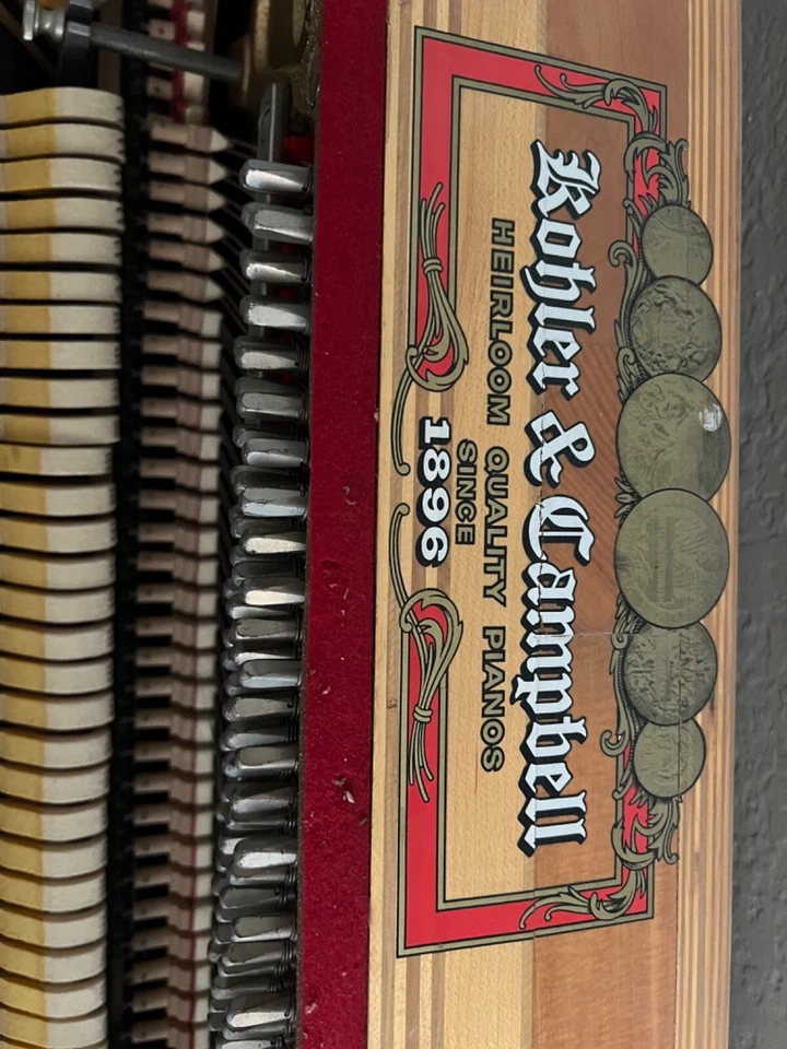 Piano vertical Kohler & Campbell, con banco, acabado marrón, excelente estado Foto 2 de 4