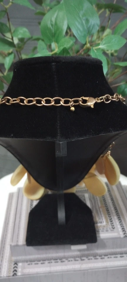 Collar llamativo concha de cuerno color beige natural, cadena dorada Foto 3 de 4