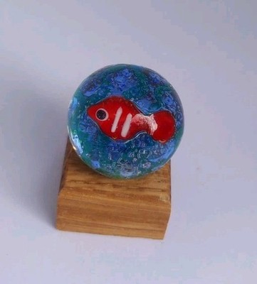 Handgefertigter 22 mm roter Fisch Glas Marmor + Hartholz Aufsteller - Sammler Geschenk