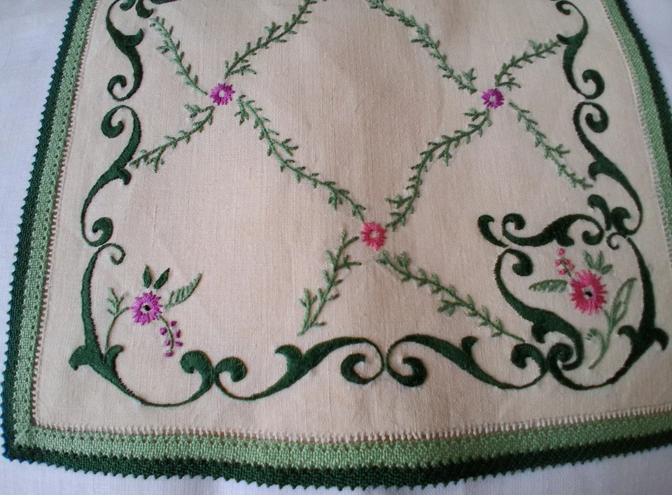 ANCIEN NAPPERON brodé main 26,5 cm x 26,5 cm avec dentelle - Photo 2/2