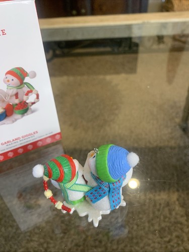 2017 Hallmark Keepsake Ornament ~ "Garland Giggles" Snowman Making Memories 10th - Picture 4 of 9