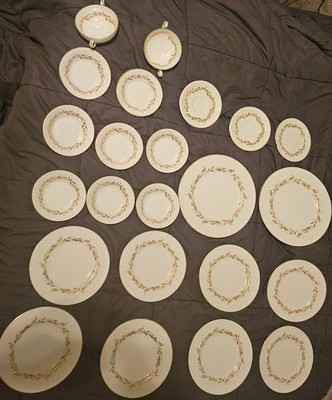 23 PIECES OF LOVELY VINTAGE ROYAL WORCESTER SAGUENAY DISHES 