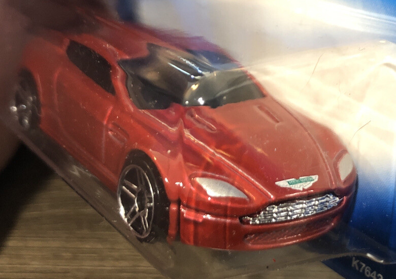 ASTON MARTIN V8 VANTAGE RED W/CHROME WHEEL 1/64 HOT WHEELS