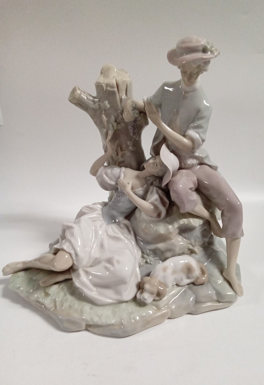 Large Lladro Romantic Couple Lovers Eat Feeding Grapes "See Pics For Details"