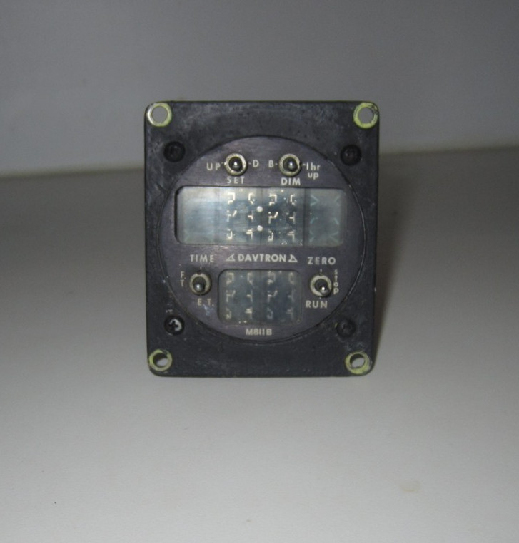 DAVTRON ELECTRIC AIRCRAFT CLOCK M811B USED AR CONDITION