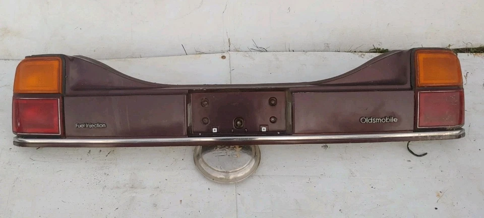 Oldsmobile Delta 88 1986-1990 luz trasera cabezal acabado panel cenefa OEM Foto 2 de 4