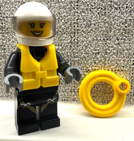 LEGO MINIFIGURE CITY FEMALE FIREFIGHTER CTY0640.  60106 life preserver