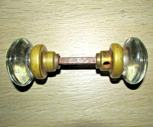 VINTAGE 2" DIAMETER SMOOTH ROUND BRASS AND CRYSTAL DOOR KNOB SET WITH SPINDLE