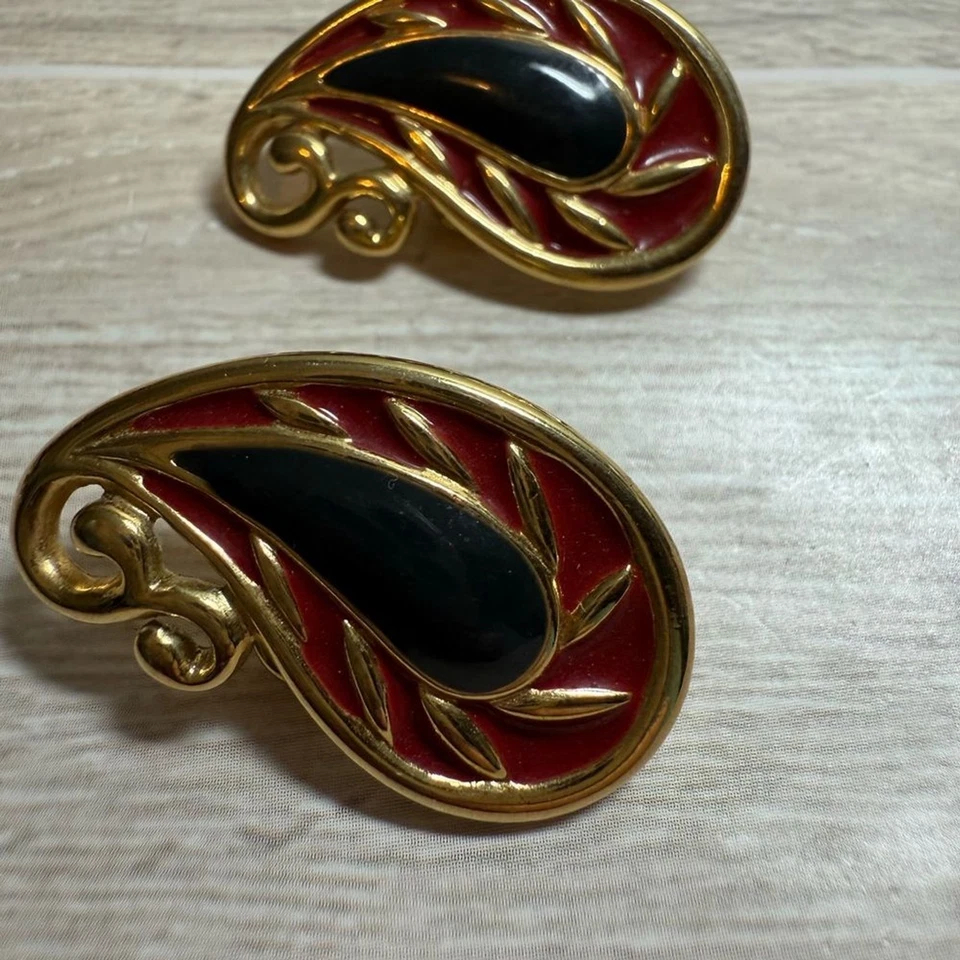 Pendientes Monet Esmalte Rojo y Negro Paisley Clip Tono Dorado Vintage Firmados Foto 3 de 4
