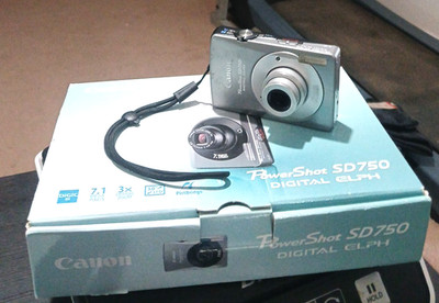Canon PowerShot SD750 IS Digital ELPH 10.0MP 3x Zoom Camera, Etc & Box WORKS!