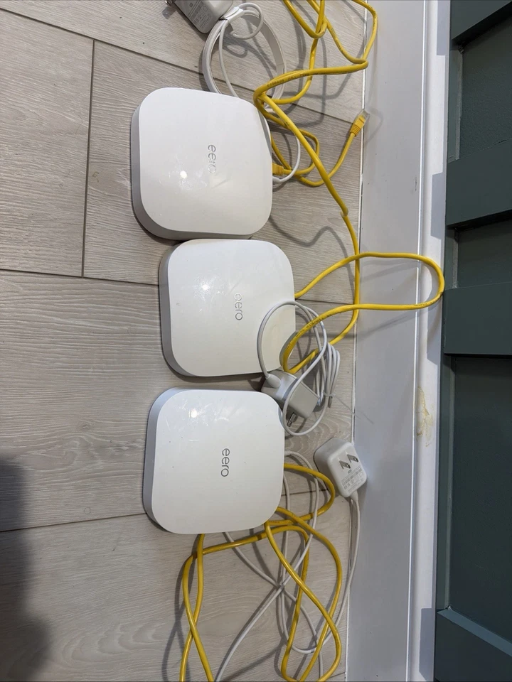 Sistema Wi-Fi de malla Eero Pro 6 Tri-Band Wi-Fi 6, paquete de 3 K010001 Foto 2 de 2
