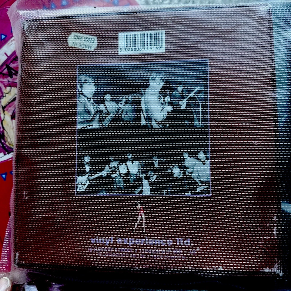 THE BEATLES 7"  Baby its You + 36pages BOOK DELUXE COLLECTOR EDITION BOX 1995 NM - Image 2 of 4