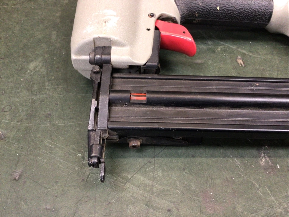 PORTER 电缆 BN125A BRAD NAILER 18 GA PNEUMATIC STAPLE 枪 - 工作 - 预先 — 第 2/4 张图片