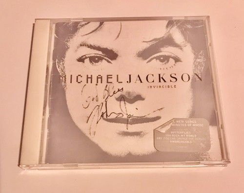 Michael Jackson CD Invincible Autographed by Chris Tucker&Rodney Jerkins 2003  - Picture 1 of 4