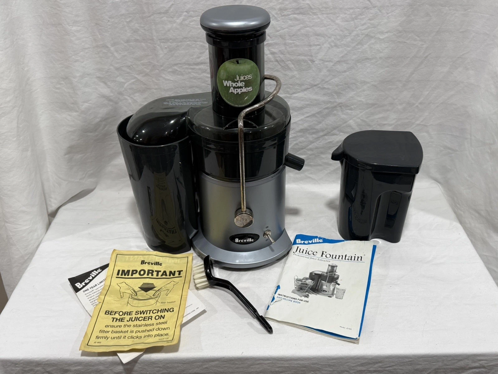 Breville Juice Fountain JE-900 Professional Juice Extractor w/Jug Tested WORKS