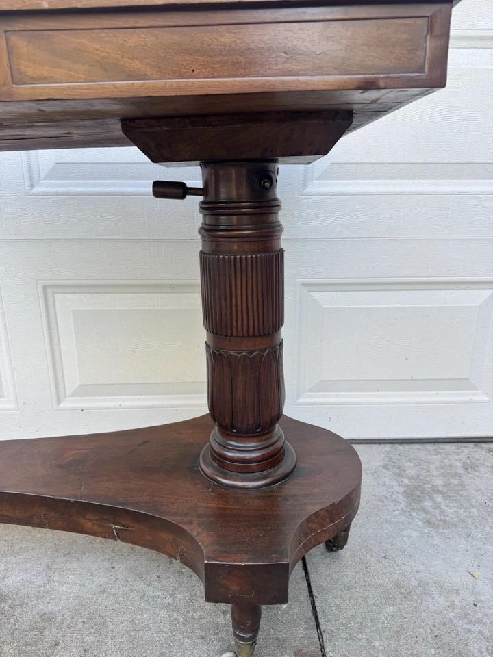 Escritorio pedestal de arquitecto articulado de caoba circa 1840 con cajón y ruedas Foto 4 de 4