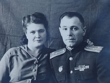 Bellissima coppia, un ufficiale sovietico con la moglie. Una coppia sposata.  foto vintage