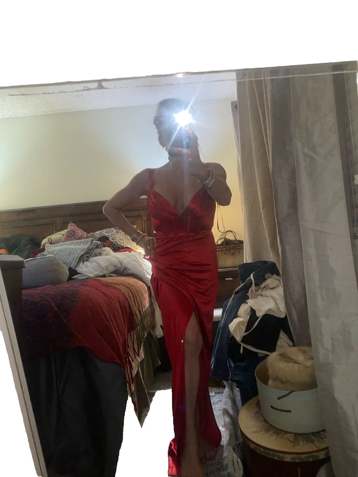 Vestido de noche rojo satinado  Foto 3 de 4