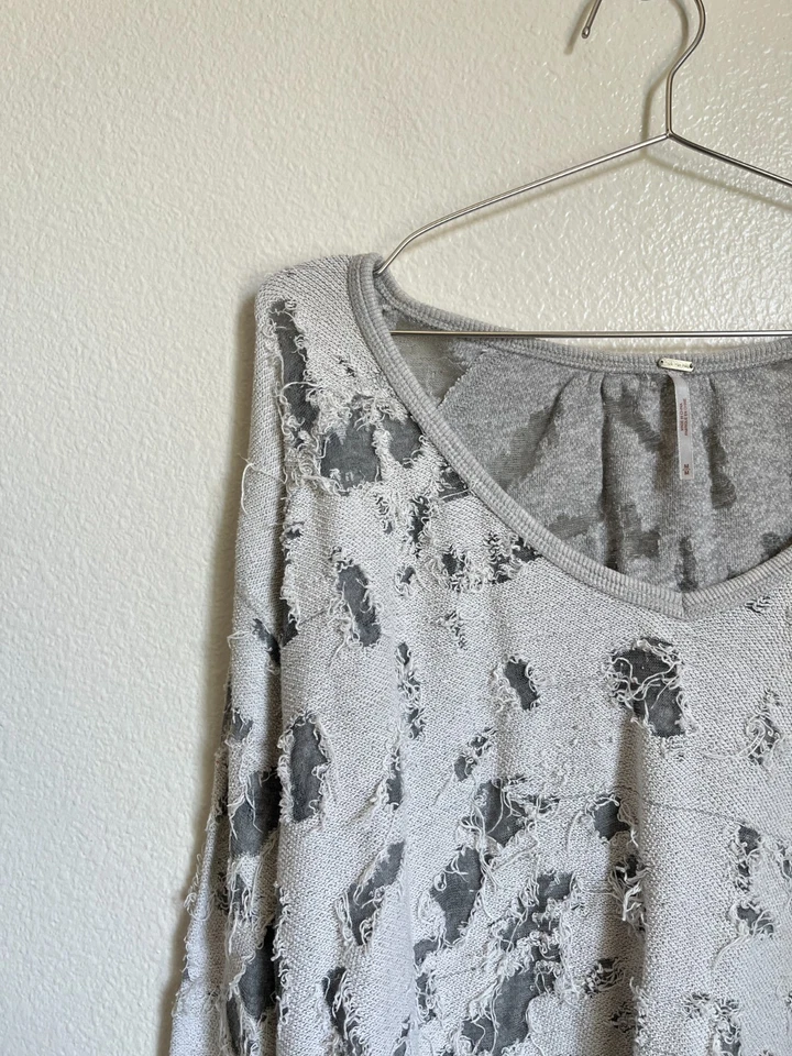Túnica grunge Free People Distressed manga larga en gris talla MEDIANA Foto 2 de 4