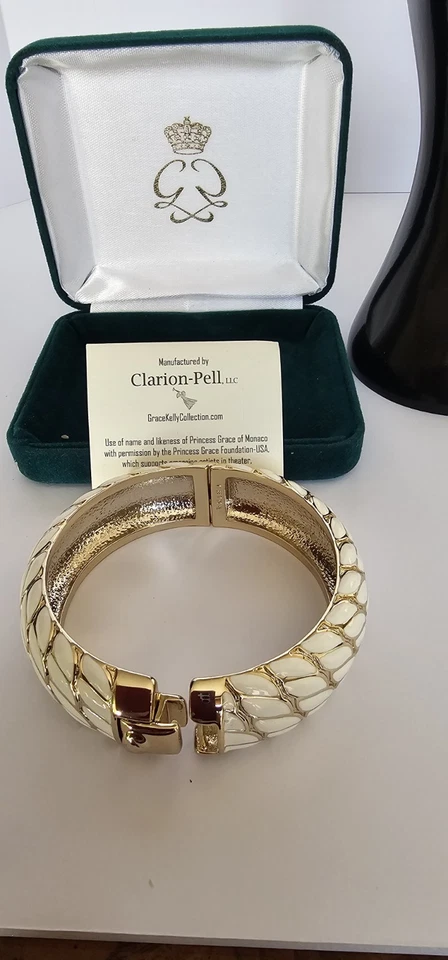 Juego de brazalete y anillo chapado en oro de 18k/esmalte blanco.  Inspirado por Grace Kelly Foto 2 de 4