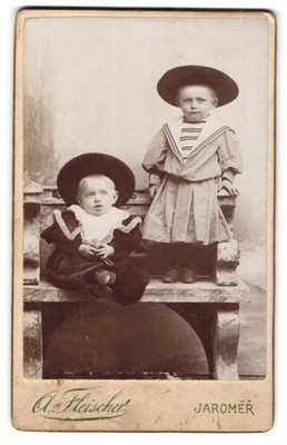 Fotografie A. Fleischer, Jaromer, Portrait zwei blonde Kinder mit Hüten in eleg 