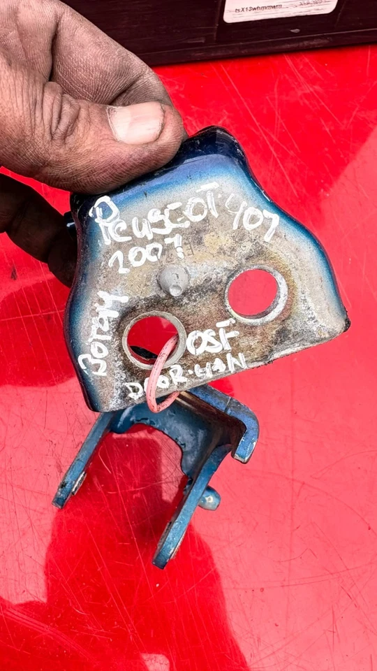 Peugeot 407 TOYOTA YARIS MK2 DRIVER FRONT DOOR HINGES PAIR 2007 OSF - Image 3 of 4