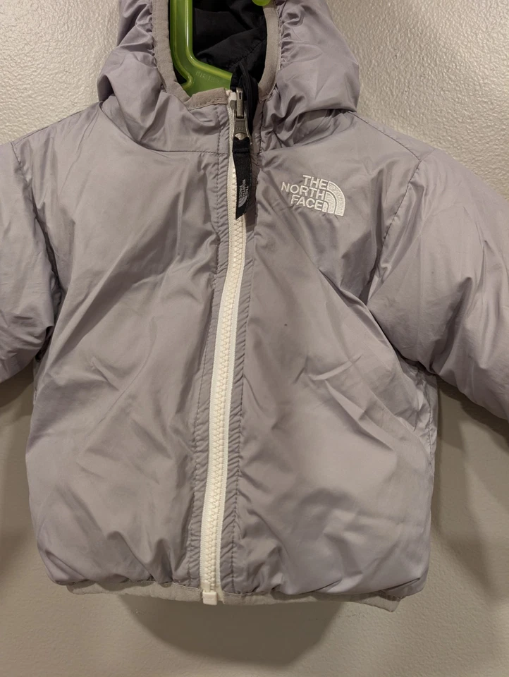Chaqueta acolchada reversible North Face para niño talla 12 meses Foto 4 de 4