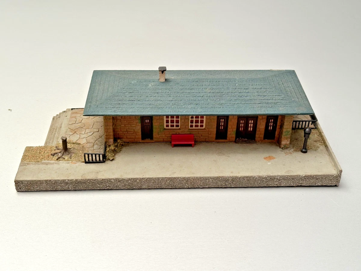 Modellbahn H0 - Faller Vintage Häuser, Bahnhof, Milchbar 10 Teile gebaut o.OVP