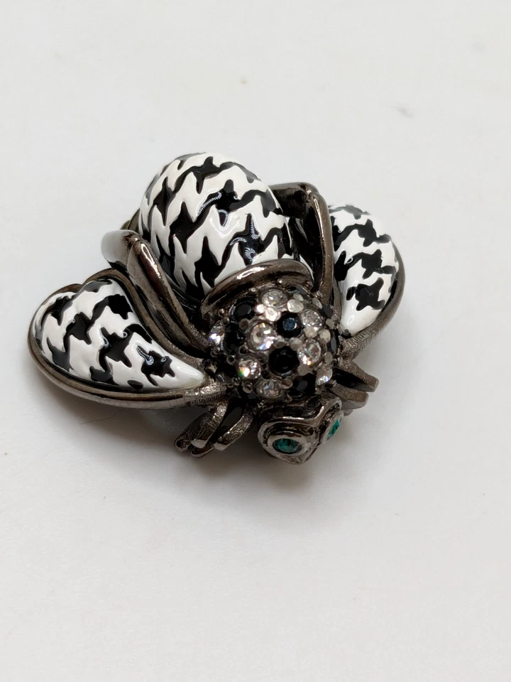 Broche Escarabajo Estrás Esmalte Blanco y Negro Joan Rivers Tono Negro De Colección Foto 3 de 4