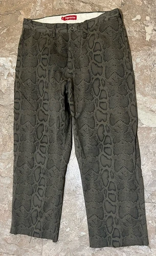 Pantalon chino imprimé serpent suprême OLIVE SS24 taille 32x26 en l'état