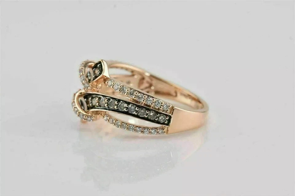 Anillo de compromiso de derivación de diamantes marrones redondo creado en laboratorio de 2 quilates enchapado en oro rosa de 14 k Foto 3 de 4